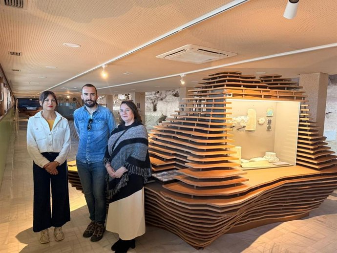 El periodista Miguel Cuesta Aguirre durante su visita al yacimiento arqueológico del Barrio Andalusí, en Almería, dentro del 'press trip' para promocionar el destino 'Costa de Almería'.