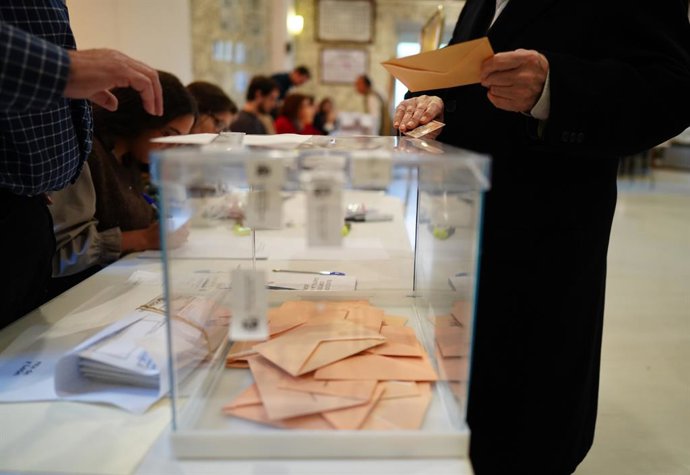 Una urna en un col·legi electoral, a 15 de març de 2026, a Valladolid, Castella León (Espanya). 