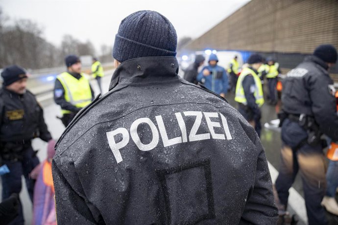 Archivo - December 22, 2023, Kufstein, Tyrol, Austria: Climate Activist from the group â€Letzte Generation Oesterreich" (Last Generation Austria) and â€Letzte Generation Deutschland" (Last Generation Germany) glue themselves to the A12 Inntal Autobahn f