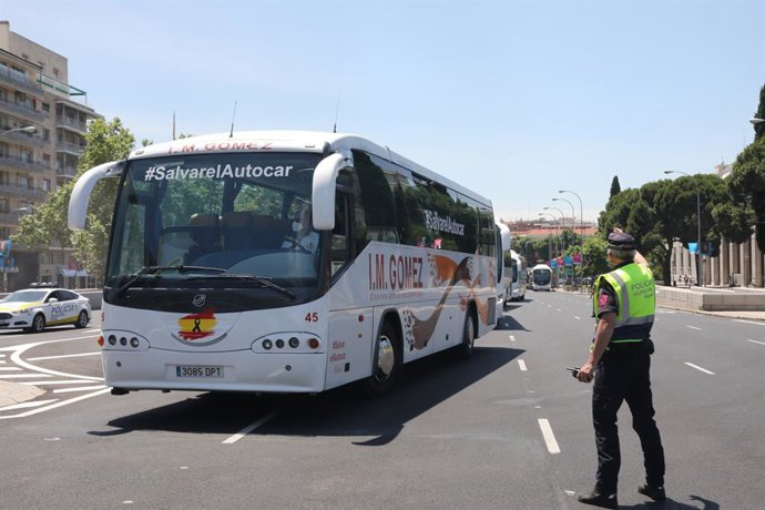 Archivo - Conductores de autobús pertenecientes al sector del transporte en autobús discrecional y turístico se congregan frente al Ministerio de Fomento con su vehículo de trabajo para demandar medidas para paliar la crisis que asegura atraviesan por la 