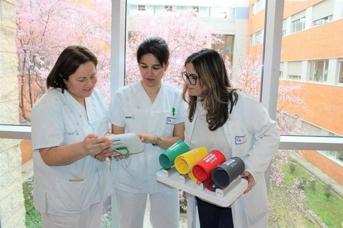 La responsable de la Unidad de Heridas Complejas, Sonia Villajos; la supervisora de Asistencia y Calidad, Antonia González, y la enfermera de la Ucapi, Antonia González, han recibido formación específica en el manejo del dispositivo.