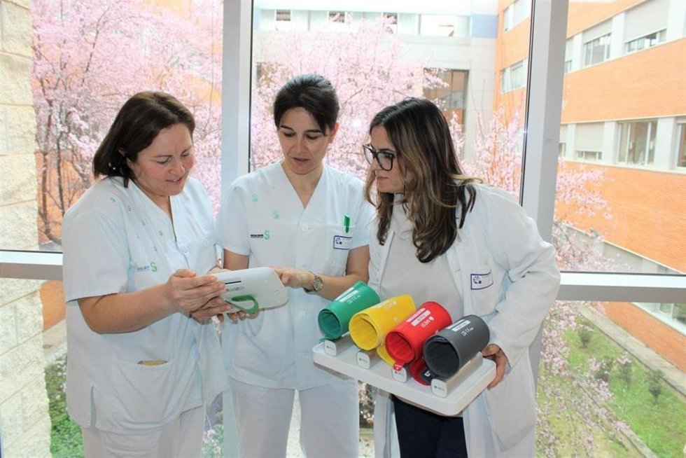 La responsable de la Unidad de Heridas Complejas, Sonia Villajos; la supervisora de Asistencia y Calidad, Antonia González, y la enfermera de la Ucapi, Antonia González, han recibido formación específica en el manejo del dispositivo.