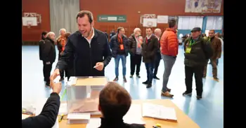 Un interventor de Vox increpa a Óscar Puente al grito de "dimisión" en un colegio electoral en Valladolid