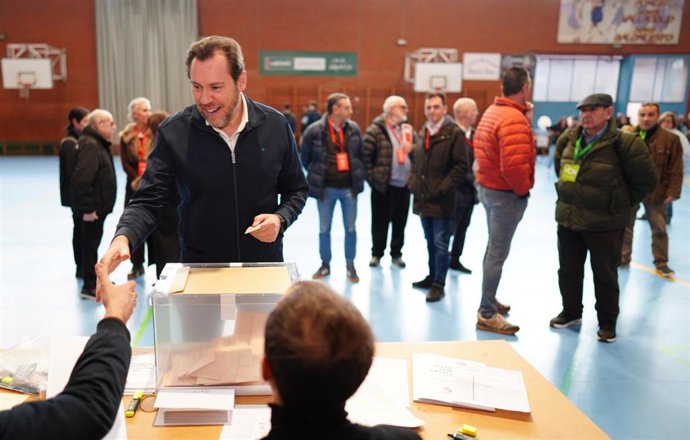 El ministro de Transportes y Movilidad Sostenible, Óscar Puente, ejerce su derecho al voto, a 15 de marzo de 2026, en Valladolid, Castilla León (España). 