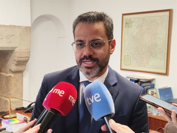 El alcalde de Olivenza, Manuel José González Andrade, en declaraciones a los medios de comunicación.