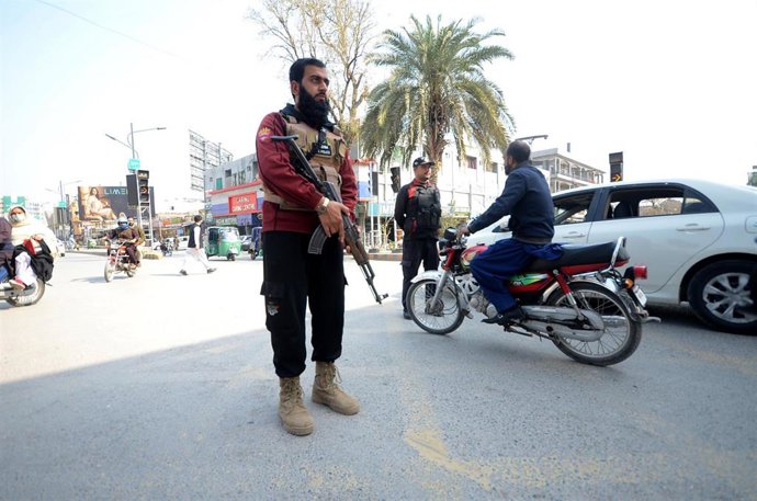 Un miembro de las fuerzas de seguridad en Peshawar, Pakistán