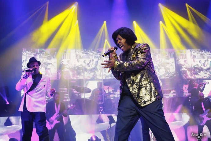 Archivo - Dos de los cantantes del espectáculo 'The Best of Soul' durante su actuación en el Teatro Auditorio de Roquetas de Mar (Almería).