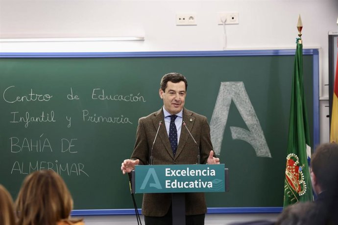 El presidente de la Junta de Andalucía, Juanma Moreno, interviene en el acto inaugural del Centro de Educación Infantil y Primaria (CEIP) Bahía de Almerimar, en El Ejido (Almería). (Foto de archivo).
