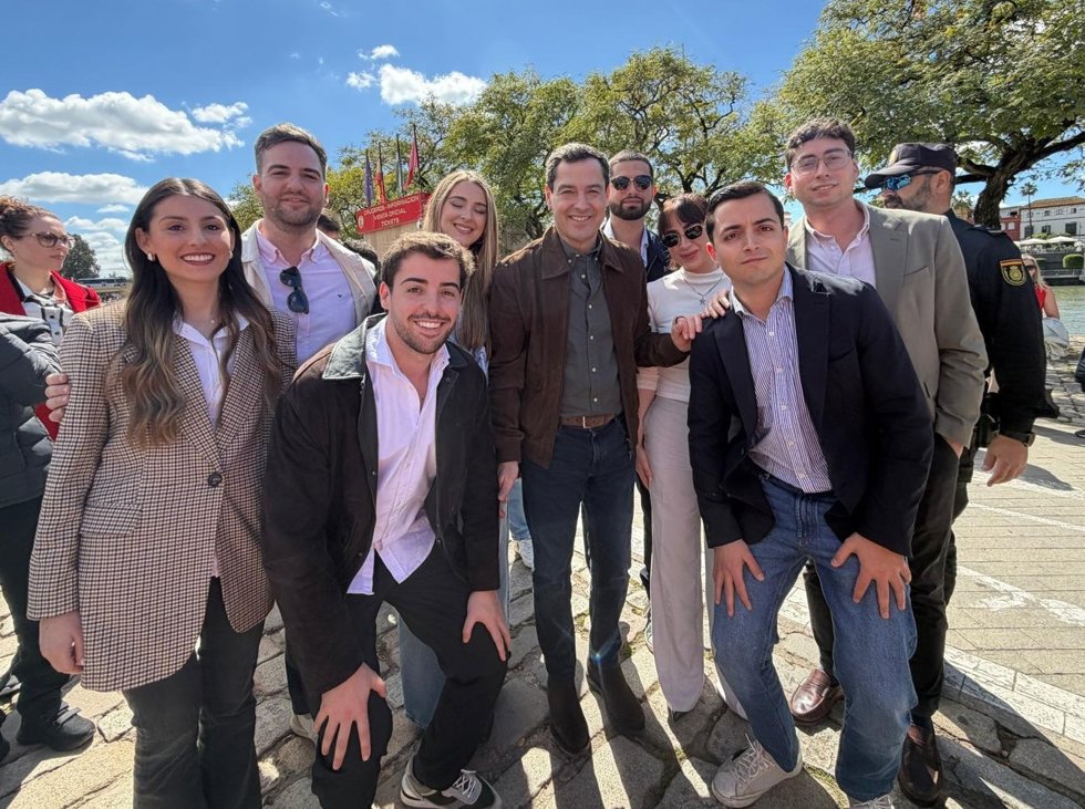 El presidente del PP-A y de la Junta de Andalucía, Juanma Moreno, con jóvenes.