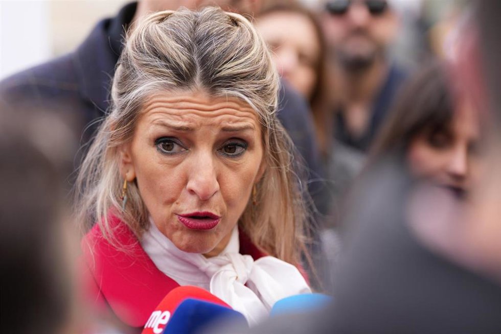 La vicepresidenta segunda del Gobierno y ministra de Trabajo y Economía Social, Yolanda Díaz, ofrece declaraciones a los medios tras un encuentro con comités de empresas en situación de ERE o deslocalización abiertos, en el Museo del Patio Herreriano, a