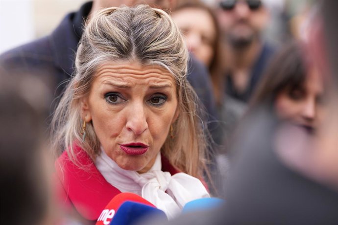 La vicepresidenta segunda del Gobierno y ministra de Trabajo y Economía Social, Yolanda Díaz, ofrece declaraciones a los medios tras un encuentro con comités de empresas en situación de ERE o deslocalización abiertos, en el Museo del Patio Herreriano, a 1