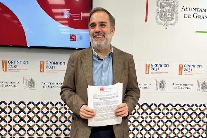 El concejal socialista Jacobo Calvo, en rueda de prensa.