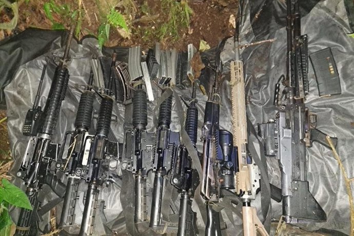 Fuzis apreendidos durante uma operação contra a guerrilha das FARC em Caquetá, na Colômbia