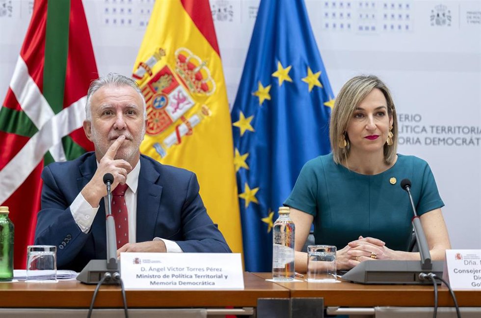 Archivo - El ministro de Política Territorial y Memoria Democrática, Ángel Víctor Torres, junto a la consejera de Gobernanza, Administración Digital y Autogobierno del Gobierno Vasco, Maria Ubarretxena