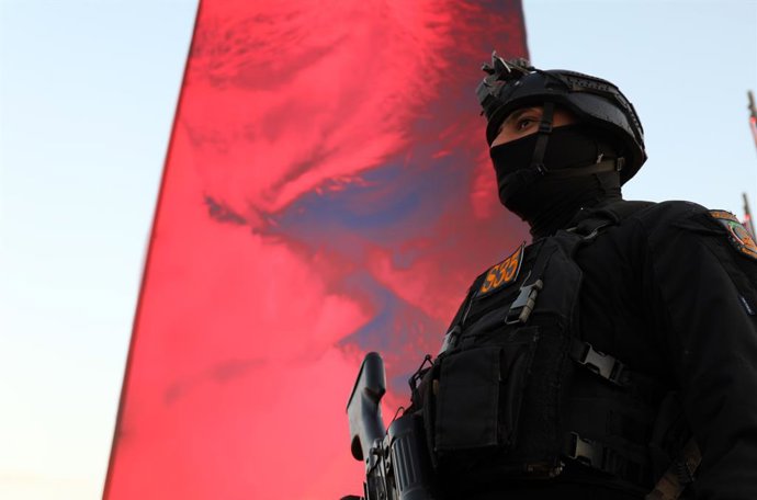 Archivo - BAGHDAD, Jan. 4, 2026  -- A security member guards during a commemoration marking the sixth anniversary of the killing of Iran's Quds Force commander Qassem Soleimani and Abu Mahdi al-Muhandis, deputy chief of Iraq's Popular Mobilization Forces 