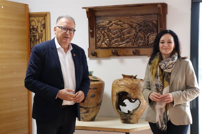 La secretaria general del PSOE de Córdoba y el alcalde de El Viso, Juan Díaz Caballero.