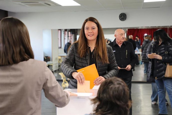 La candidata de Ciudadanos a las Cortes de Castilla y León por Valladolid, Mitzin Mariana Trápaga, vota en un colegio electoral de Valladolid.