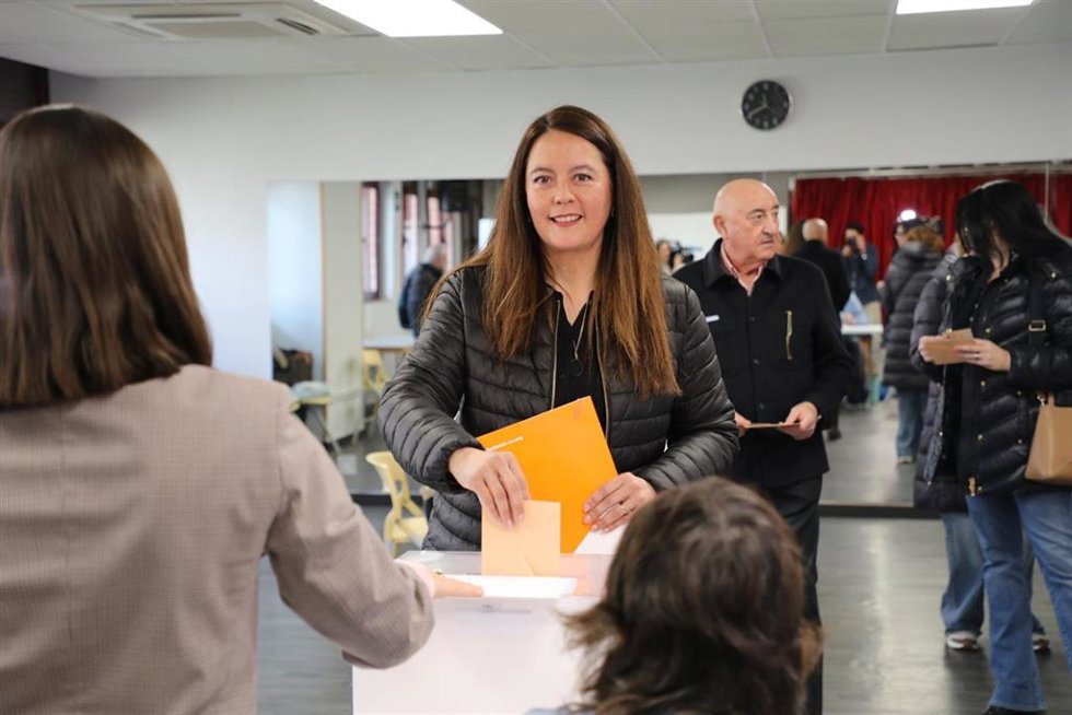 La candidata de Ciudadanos a las Cortes de Castilla y León por Valladolid, Mitzin Mariana Trápaga, vota en un colegio electoral de Valladolid.