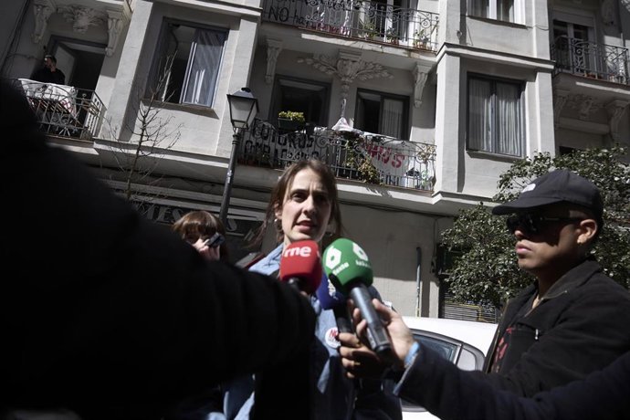 La portavoz de Más Madrid en el Ayuntamiento, Rita Maestre, ofrece declaraciones a los medios durante el acto de protesta contra la compra de un edificio en la calle Gaztambide por parte de un fondo, a 15 de marzo de 2026, en Madrid (España). 