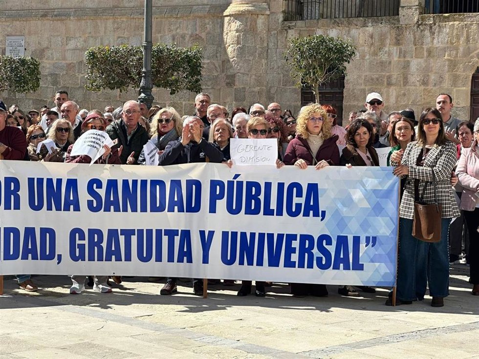 Concentración en Baza (Granada) a favor de una sanidad pública "gratuita y universal".