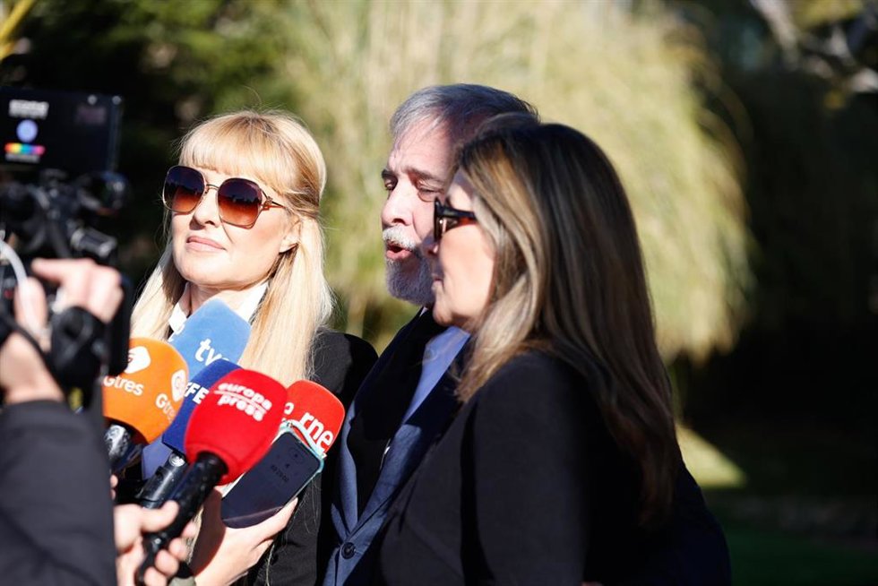Natalia, Fernando y Cayetana Guillén Cuervo  en el Tanatorio Parcesa La Paz de Tres Cantos, para dar el último adiós a Gemma Cuervo, a 15 de marzo de 2026, en Tres Cantos, Madrid (España).