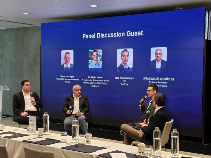 Archivo - El investigador de la ULE Isaías García Rodríguez en el 'Cyber Security Seminar', un encuentro internacional organizado por Huawei en Barcelona durante la semana del Mobile World Congress.