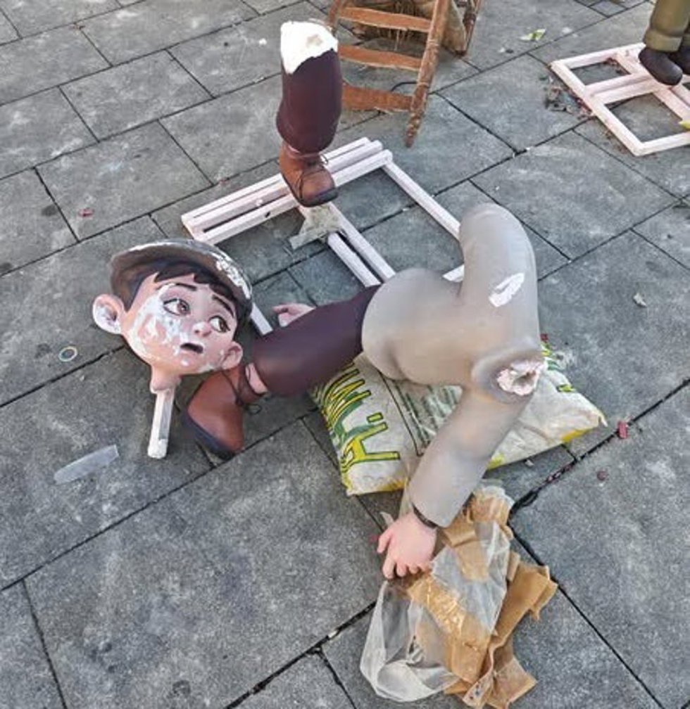 Destrozan varios ninots de la Falla Plaça Prado de Gandia