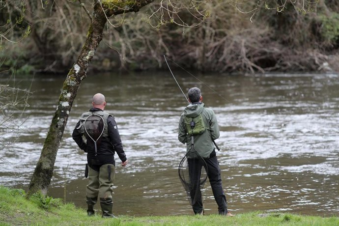 Personas practican la pesca durante el inicio de la temporada de pesca fluvial, en el río Miño, a 15 de marzo de 2026, en Rábade, Lugo, Galicia (España)