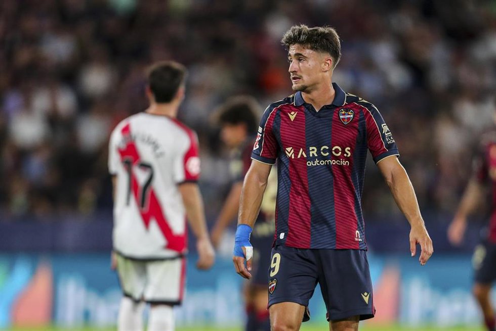 Archivo - Ivan Romero en el Levante UD-Rayo Vallecano de la primera vuelta en el Ciutat de Valncia