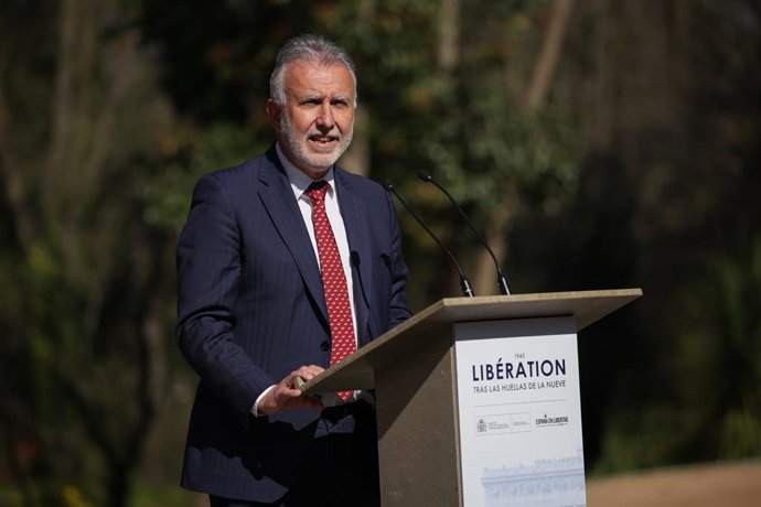 El ministro de Política Territorial y Memoria Democrática, Ángel Víctor Torres, interviene durante la inauguración de la exposición ‘Libération. París 1944. Españoles, exilio y resistencia’, en los Jardines de Campo del Moro del Palacio Real, a 12 de marz