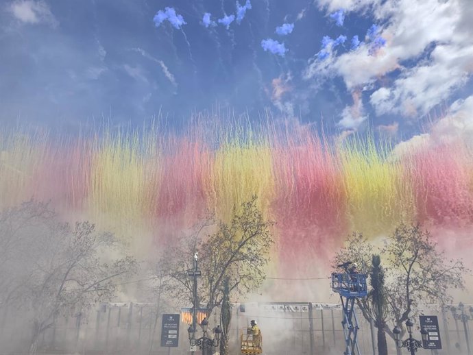 'Mascletà' De La Pirotecnia Valenciana En La Plaza Del Ayuntamiento