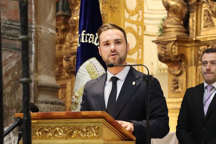 El alcalde de Jerez de los Caballeros, Raúl Gordillo, recoge el premio 'Caballero Cofrade' que otorga la Junta de Cofradías del municipio, 1 4 de marzo de 2026 en Jerez de los Caballeros (Badajoz).