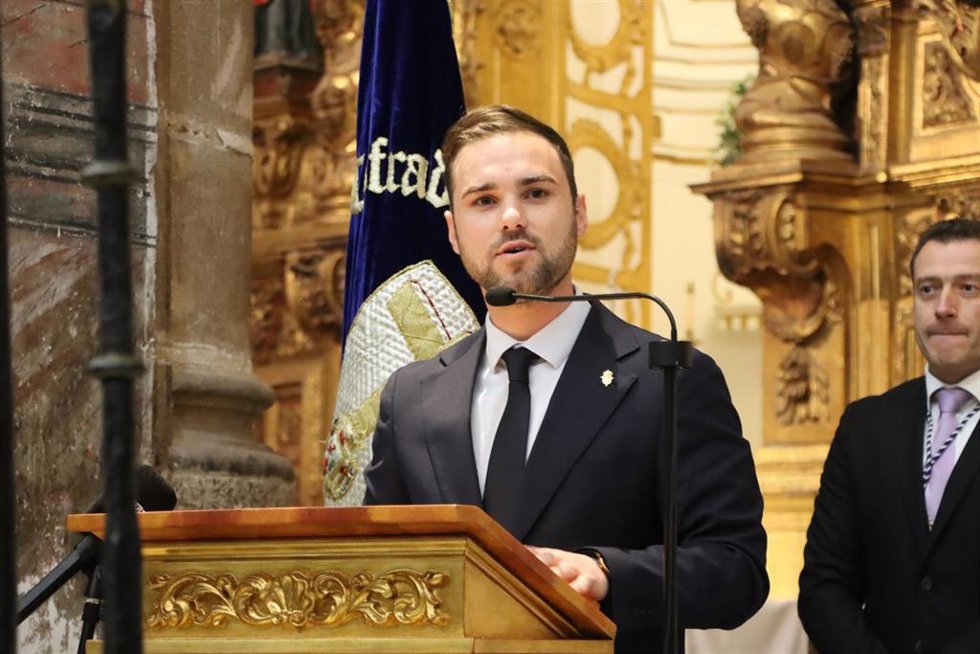 El alcalde de Jerez de los Caballeros, Raúl Gordillo, recoge el premio 'Caballero Cofrade' que otorga la Junta de Cofradías del municipio, 1 4 de marzo de 2026 en Jerez de los Caballeros (Badajoz).