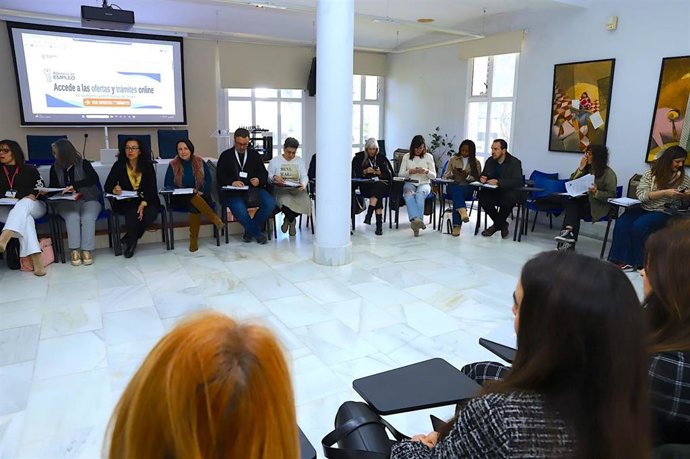 La delegada de Empleo, Comercio y Consumo, Nela García, en la Mesa de Empleo que ha tenido lugar en las instalaciones de la propia Delegación de Empleo.