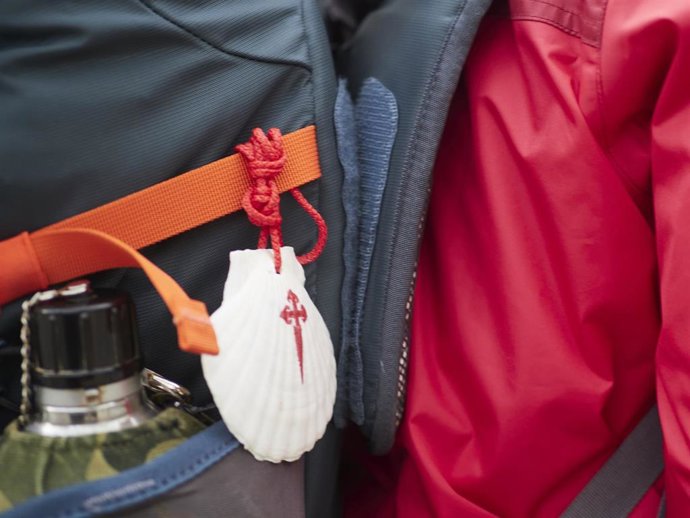 Archivo - Mochila de un peregrino haciendo el Camino de Santiago.