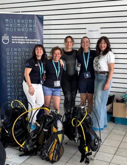 Más de 80 mujeres han participado en un bautismo de buceo gratuito promovido por la Consejería de Política Social, Familias e Igualdad, el Ayuntamiento de Murcia y la Federación de Actividades Subacuáticas de la Región de Murcia (FARSM)