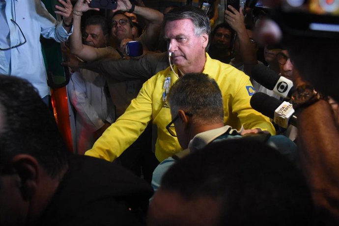 Archivo - Jair Bolsonaro a la salida de un hospital en Natal