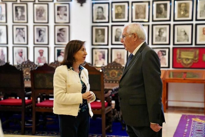 El presidente de la Ciudad Autónoma de Melilla, Juan José Imbroda (PP), junto a la ministra de Defensa, Margarita Robles.