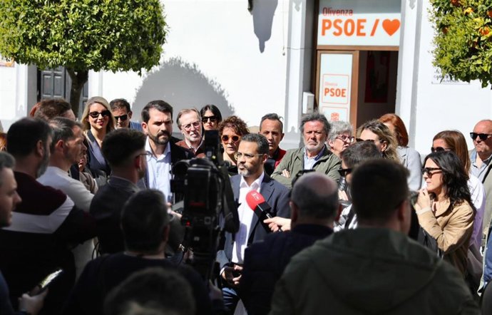 A la izquierda, el precandidato a la secretaría general del PSOE de Extremadura, Álvaro Sánchez Cotrina, y a la derecha, el otro precandidato y alcalde de Olivenza, Manuel José González Andrade.