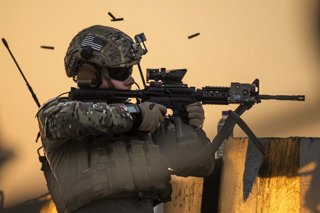 Archivo - October 20, 2021 - Ali Al Salem Air Base, Kuwait - U.S. Air Force Tech. Sgt. Jason Waters, 82nd Expeditionary Air Support Operations Squadron joint terminal attack controller, fires an M-4 carbine at Udairi Range, Kuwait, 'Octoberober 21, 2021. 