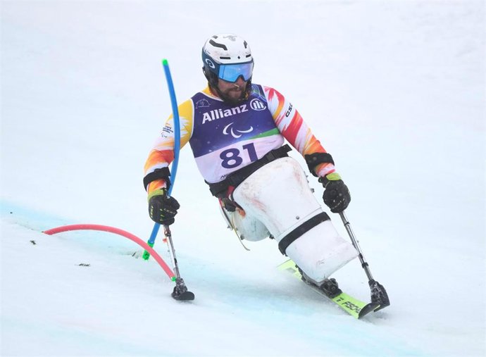 El esquiador español Javier Marcos durante el eslalon de los Juegos Paralímpicos de Invierno de Milán y Cortina d'Ampezzo 2026