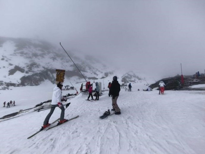 Las estaciones de San Isidro y Valle Laciana-Leitariegos reciben a más de 3.500 esquiadores este fin de semana