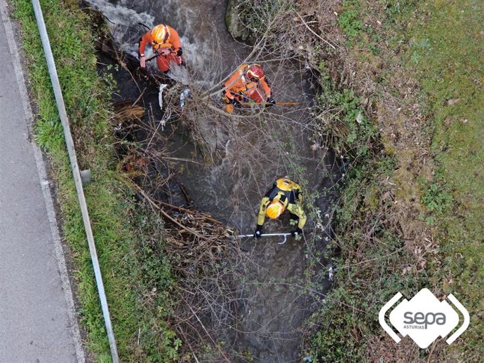 Labores de búsqueda de la mujer que cayó al río Silvestre en SMRA.