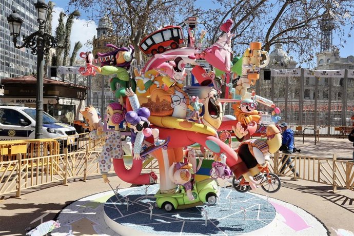 La falla infantil municipal 'València es mou'  en la Plaza del Ayuntamiento de València