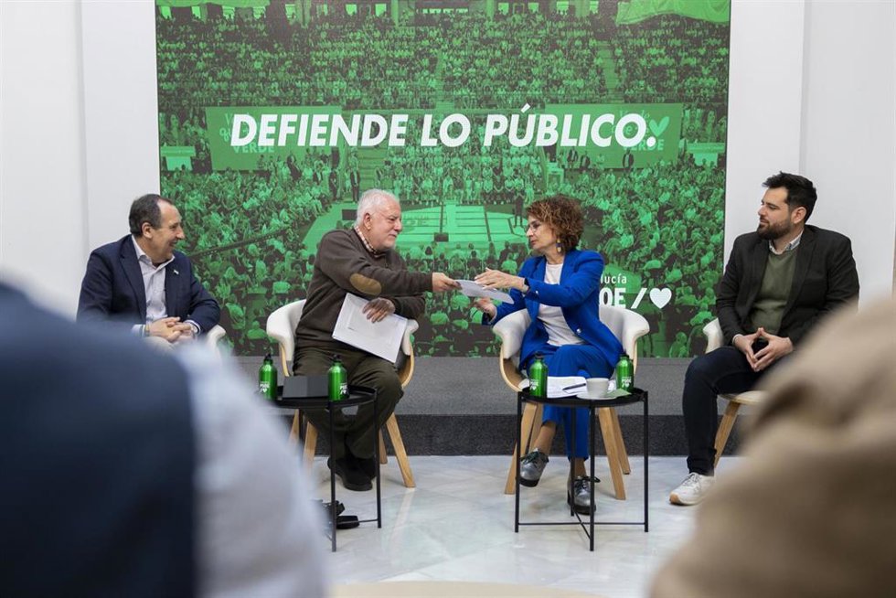 La secretaria general del PSOE-A, María Jesús Montero, en una reunión con la directiva de la Federación de Organizaciones Andaluzas de Mayores (FOAM). (Foto de archivo).