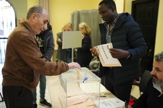 Un home vota en un col·legi electoral a Salamanca