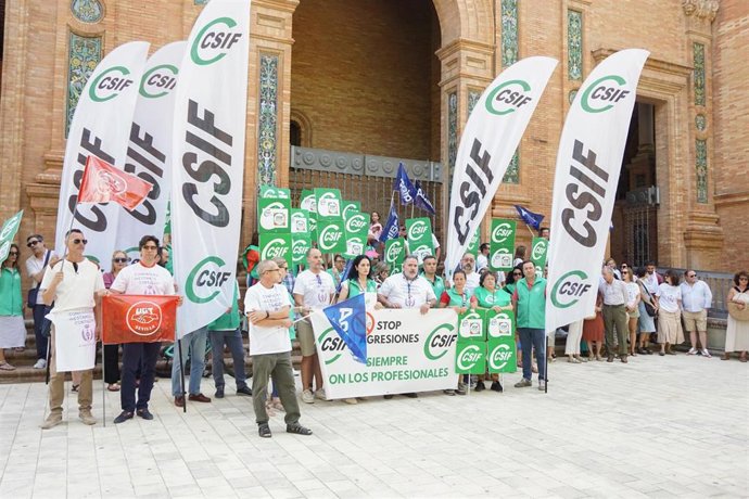 Archivo - Los trabajadores de centros penitenciarios de toda Andalucía se concentran ante la Delegación del Gobierno en Andalucía. (Foto de archivo).