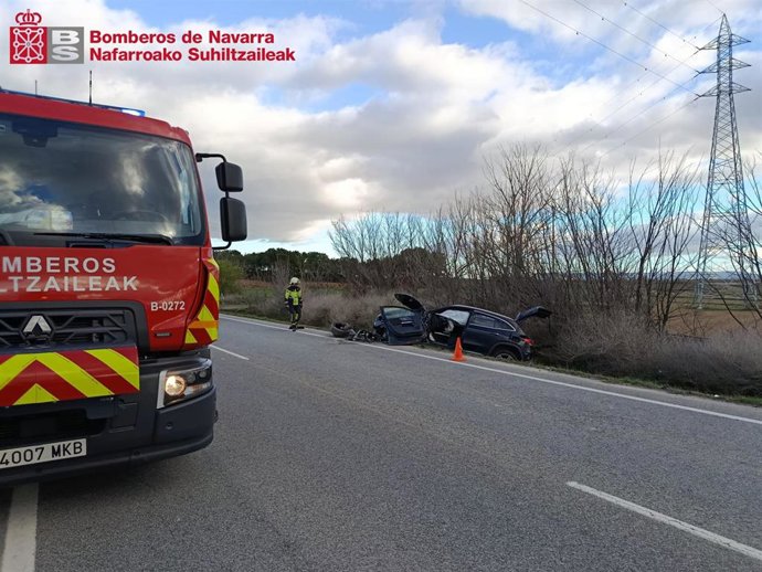 Los bomberos intervienen en el lugar del accidente.