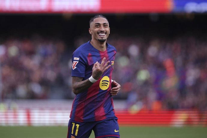 Raphinha, do FC Barcelona, comemora um gol durante a partida de futebol da LaLiga EA Sports, disputada entre o FC Barcelona e o Sevilla FC no estádio Spotify Camp Nou, em 14 de março de 2026, em Barcelona, Espanha.