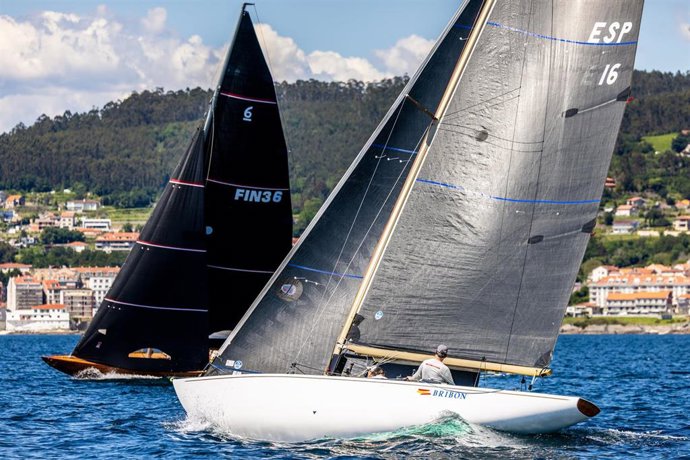 El 'Bribon' se adjudica el Trofeo Xacobeo tras dos intensas jornadas de regatas en Sanxenxo